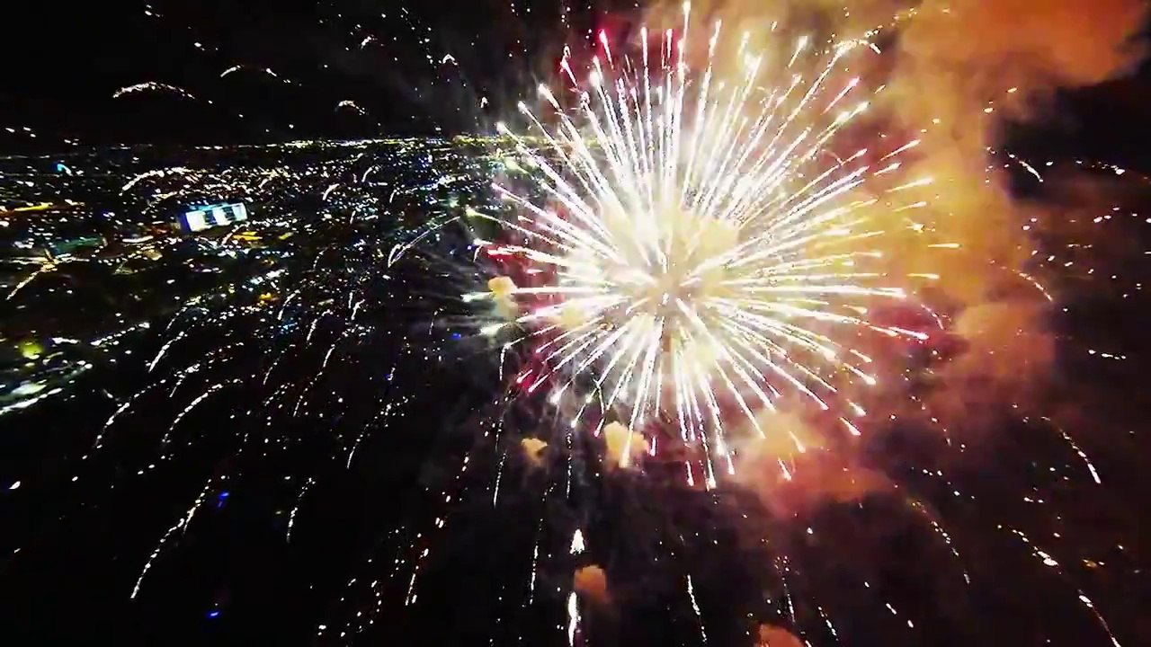 Quadcopter'le Havai Fişek Gösterisinin İçine Dalmak (720p)