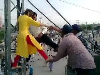 News Anchor Gharida Farooqi Taking Risk For Shooting_By Udas Marwat 03457842694