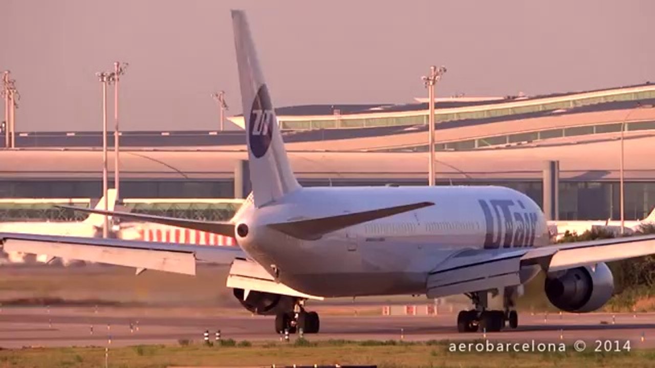 Two Air Planes Almost Collide On Runway At Barcelona Airport | Nearly Crash Collision during landing