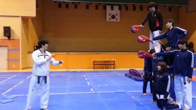Un coup de maitre en Taekwondo : Quadruple kick.