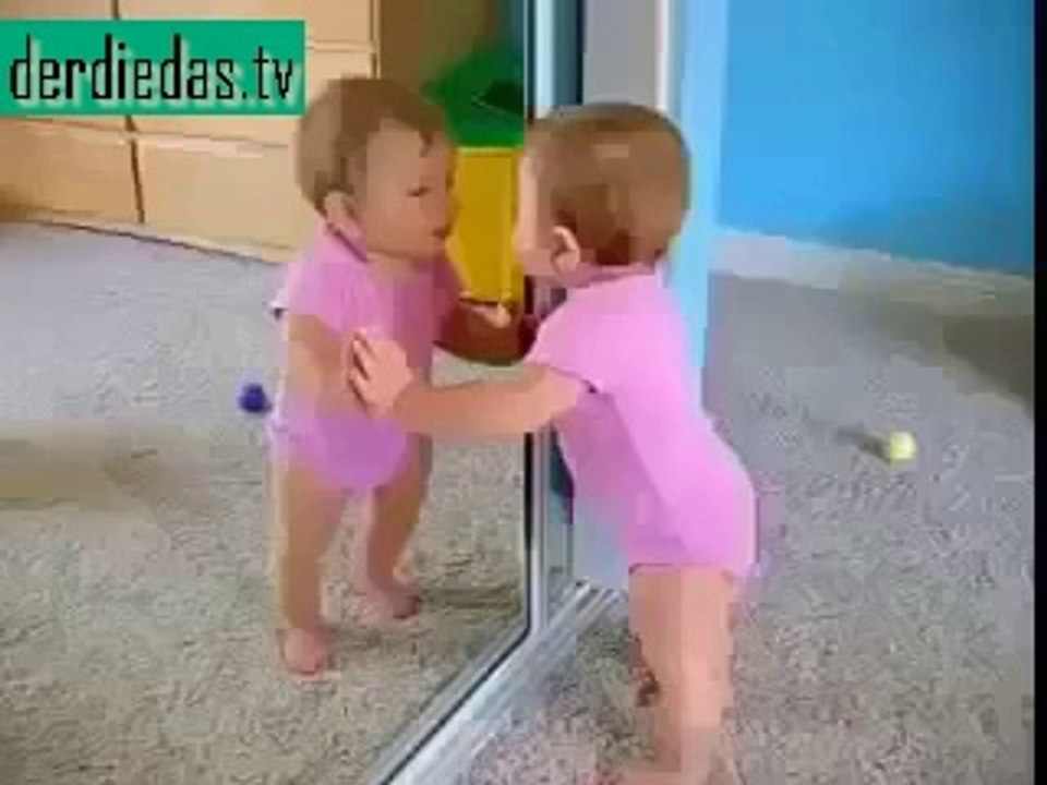 Spieglein Spieglein an der Wand – Baby unterhält sich mit dem Spiegel :)