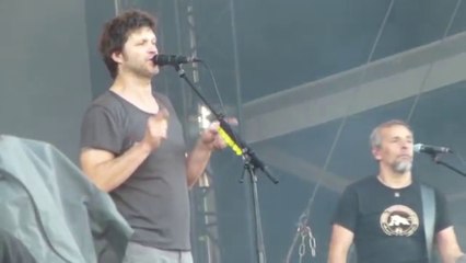 Bertrand Cantat fustige «les salauds qui nous gouvernent», sur scène