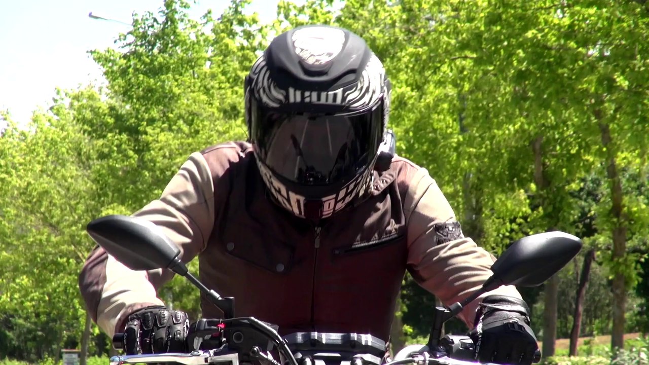 Yamaha MT 07 vs. Kawasaki ER6N (English)