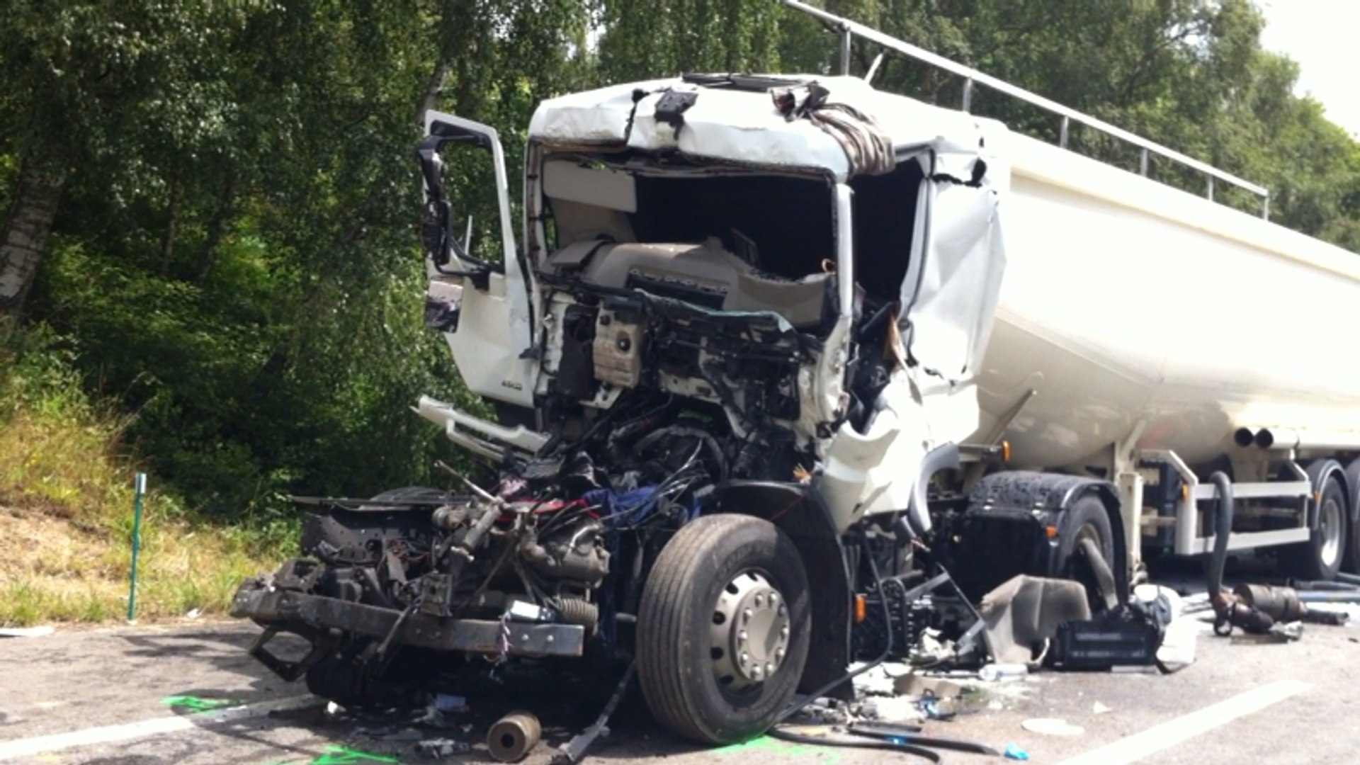 Un mort dans un accident de poids lourds sur la RN165 - Vidéo Dailymotion