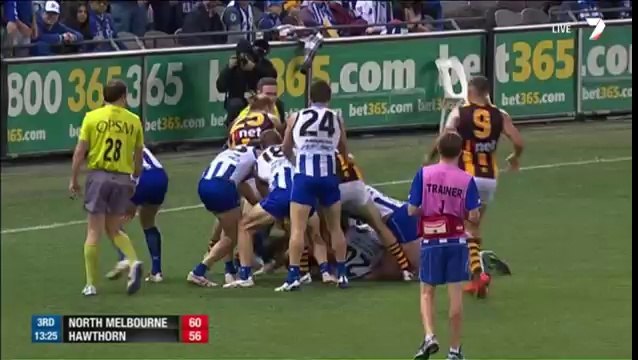 Jogador tenta enforcar adversário em partida de Futebol Australiano