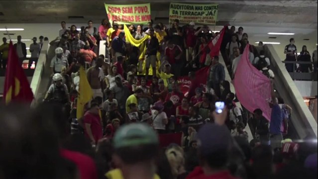 Brésil: des manifestations anti-Mondial bloquent la circulation