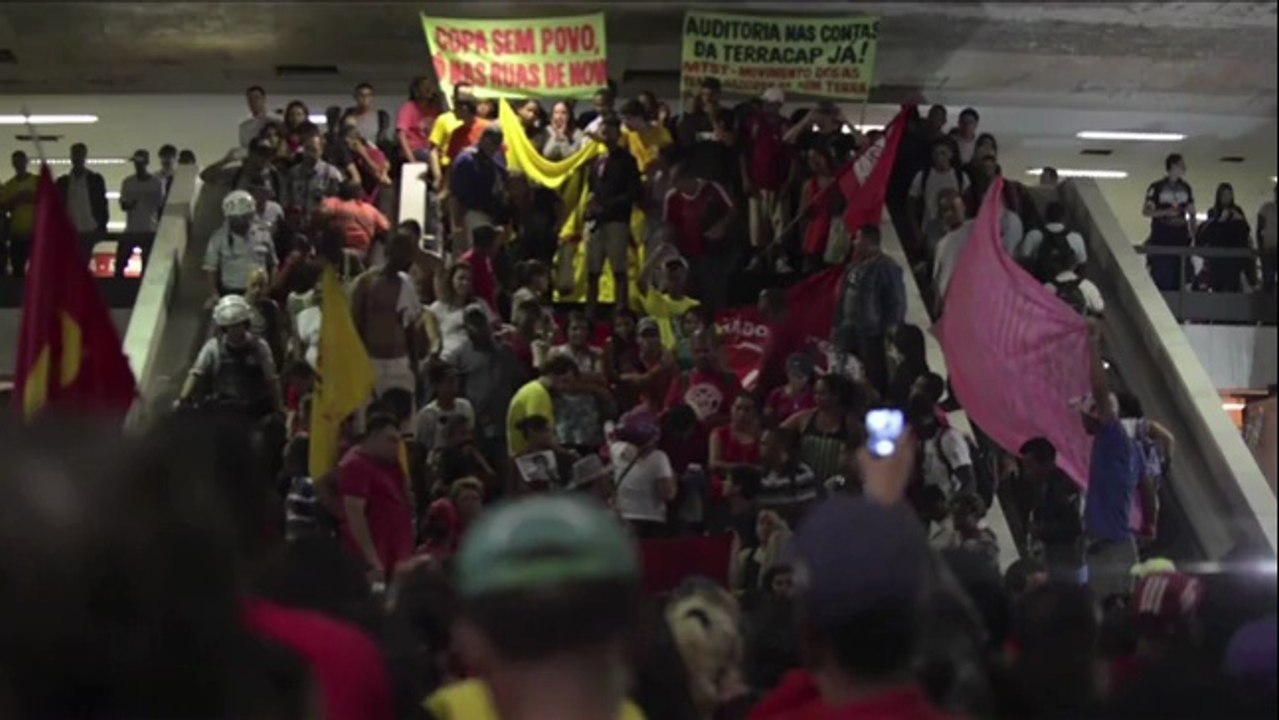 Brésil: des manifestations anti-Mondial bloquent la circulation