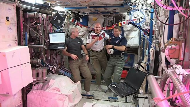 La Coupe du Monde dans l'espace: des astronautes tentent de jouer au foot