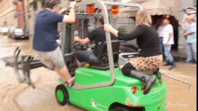 Esonda fiume Seveso, Milano nel caos. I soccorsi ‘fai da te’