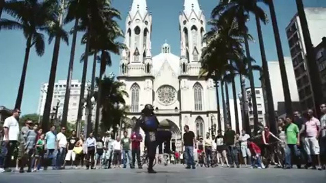 Japon: un samourai joue au football freestyle