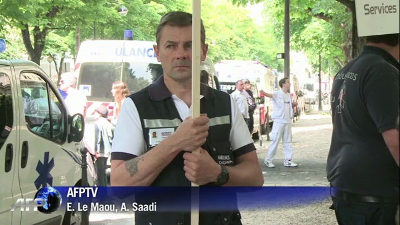 Paris: les ambulanciers manifestent et demanden...