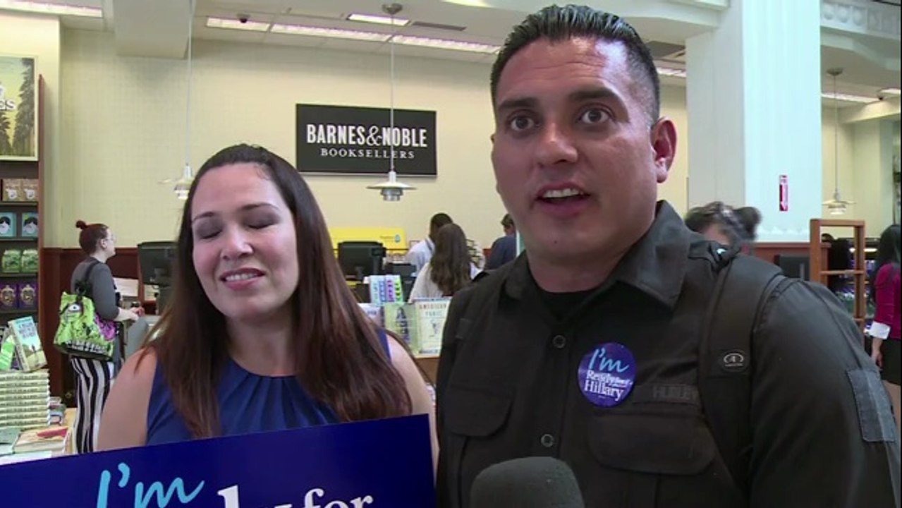 Hillary Clinton dédicace ses mémoires à Los Angeles