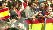 Felipe VI salue la foule dans le centre de Madrid