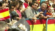 Felipe VI salue la foule dans le centre de Madrid