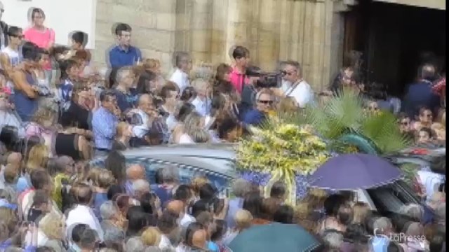 In centinaia per l’ultimo saluto a Giorgio Faletti ad Asti