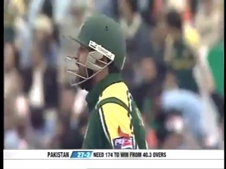Inzamam Ul Haq , plays a Classical on drive for 4 beautiful