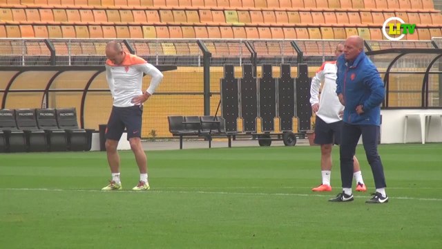 Que isso, Robben? Holandês dá 'reboladinha' em treino