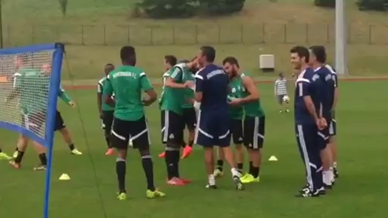 Παίκτες Παναθηναϊκού κερδίζουν σοκολάτες στην προπόνηση (8/7)