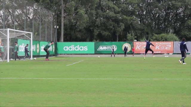 De calcanhar! Henrique faz golaço em treino do Palmeiras