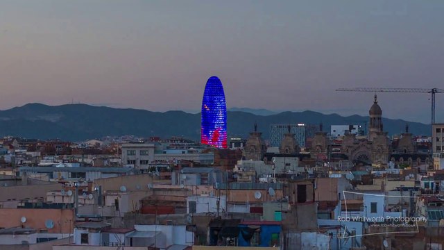Awesome way to discover and visit Barcelona : follow the cute girl, GO!
