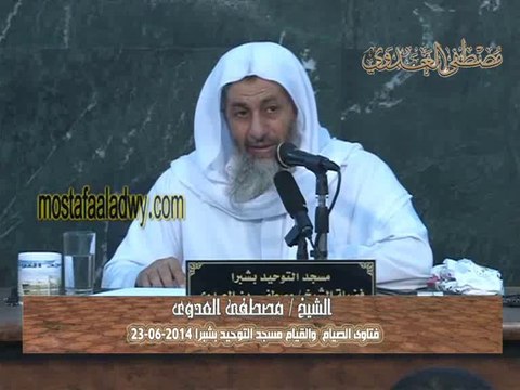 امرأة كان معها قطعة بلاستيكية صغيرة تنقش بها أسنانها فشرقت وبلعت هذه القطعة فهل تفطر بها؟