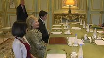 Hillary entrega livro de memórias a Hollande