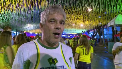 Cariocas ahogan su pena bailando