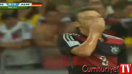 Gol kaçıran Mesut Özil'den Türkçe küfür