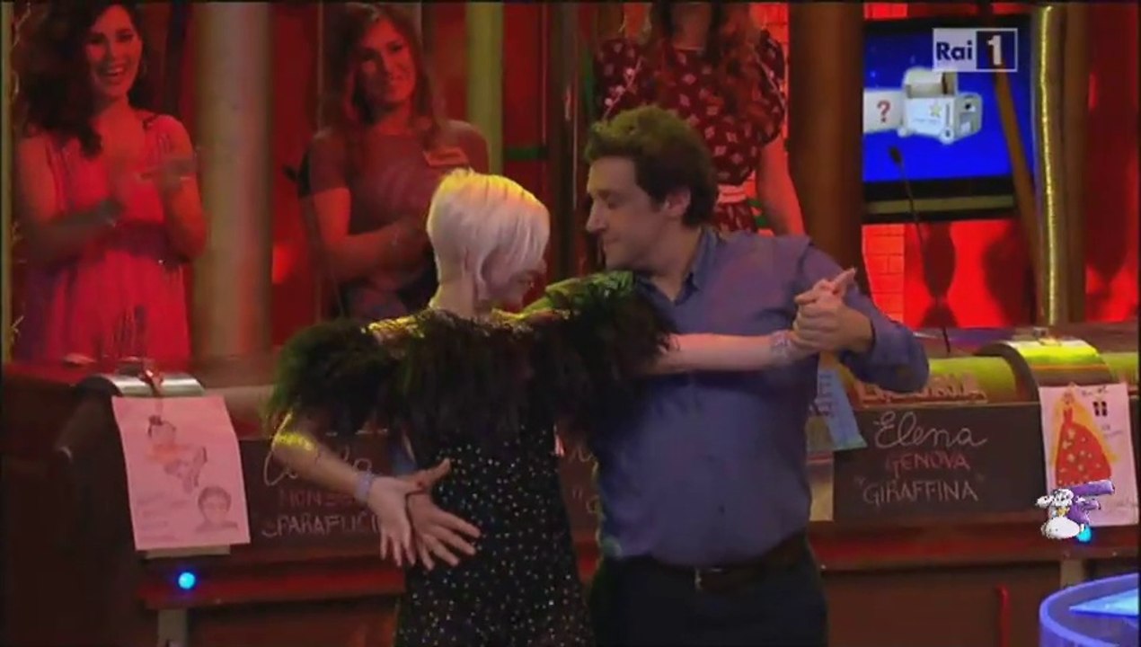 Flavio Insinna e la concorrente Elena ballano un tango ad Affari Tuoi