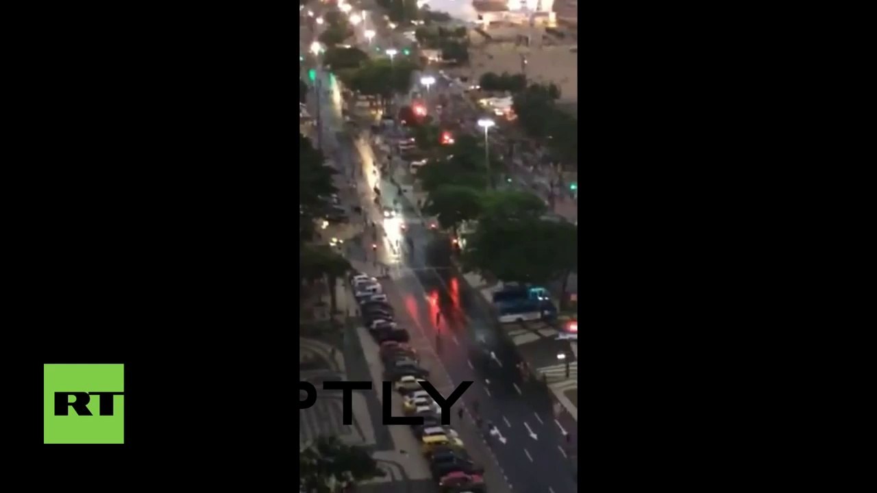 Brazil: Mass robbery sparks stampede on Copacabana