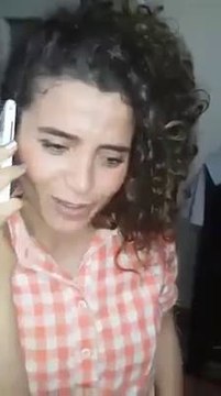 Telefonla konuşurken kibarlaşan kız - sonuna kadar izleyin