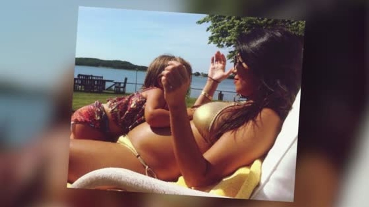 Kourtney Kardashian zeigt ihren Babybauch in einem Bikini