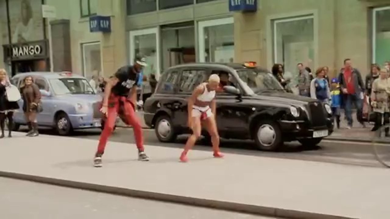 Dançarinos Africanos Arrasam em Oxford Street