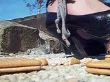 Une femme à talons écrase des biscuits