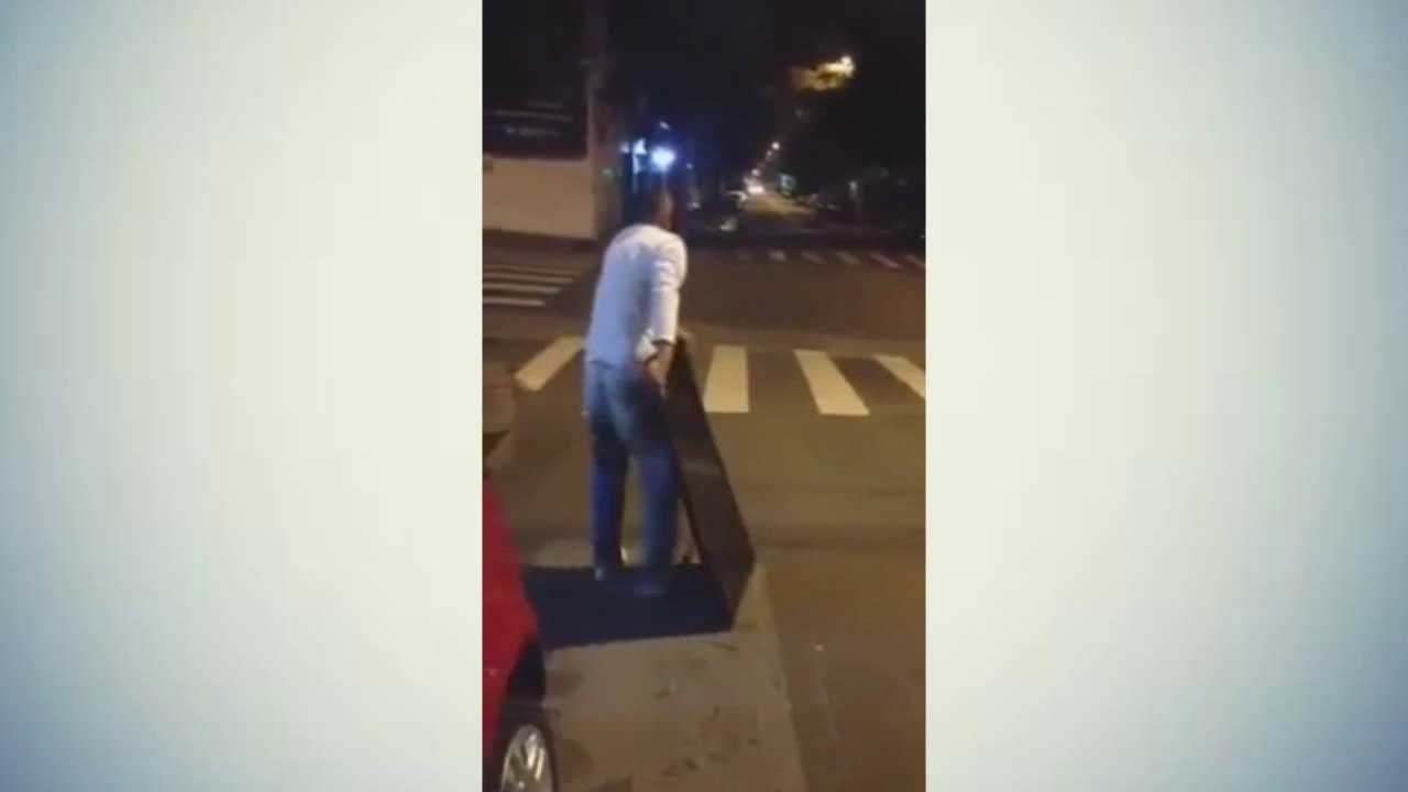 Torcedor quebra TV depois do jogo Brasil - Alemanha