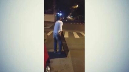 Torcedor quebra TV depois do jogo Brasil - Alemanha
