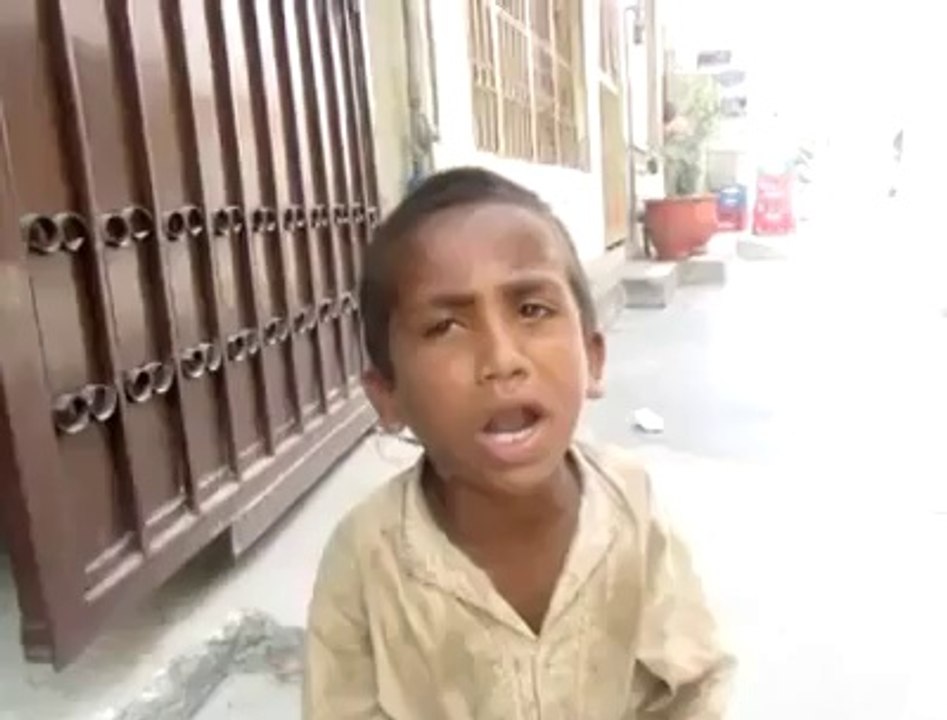 very nice naat shareef by this little poor child.