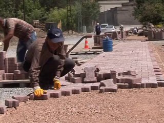 KİÇİKÖY'DE KALDIRIM VE YOL ÇALIŞMASI