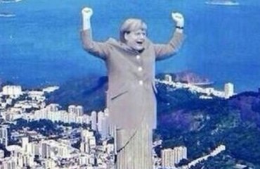 Mondial 2014 : Angela Merkel grimée en Christ de Rio - ZAPPING ACTU DU 09/07/2014