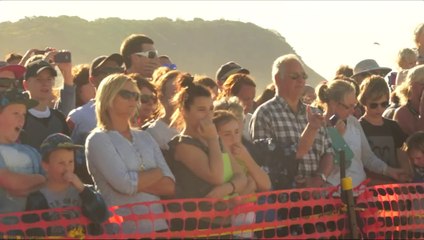 Baleia encalha na costa australiana