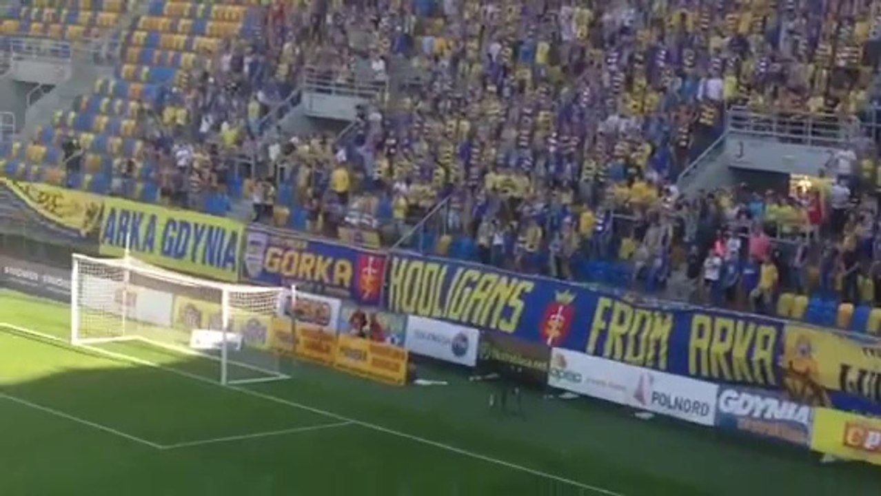 Ύμνος πριν από τη σέντρα