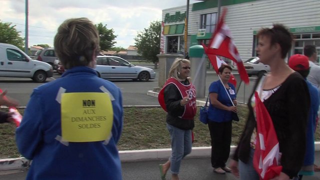 Cela TV Le JT - Les employés de Carrefour bloquent le parking