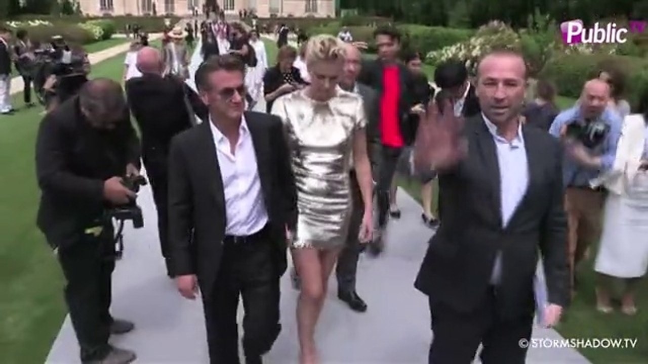 Exclu Vidéo : Charlize Theron et Sean Penn : complices et très "in love" lors du défilé Dior !