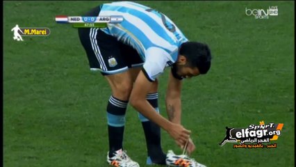 لقطة طريفة - لاعب الأرجنتين يلعب بدون حذاء !