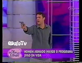 Homem armado invade o 'Jogo da Vida' | Band (17/10/2004)