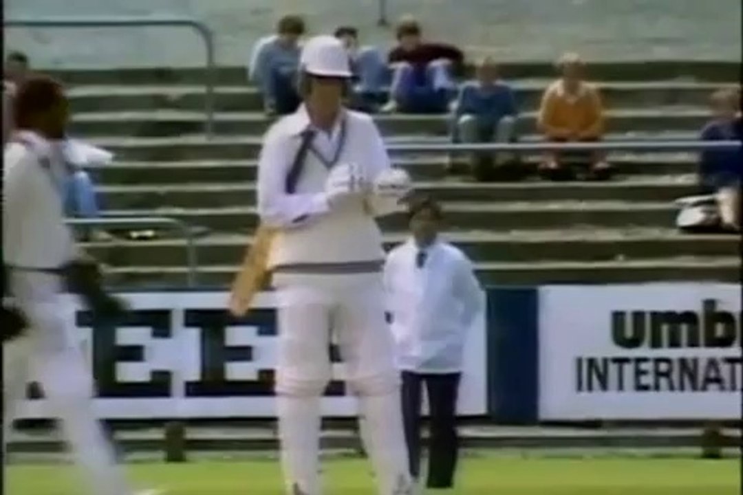 ANGRY MICHAEL HOLDING kicks stumps down vs New Zealand 1st test 1980_x264_2