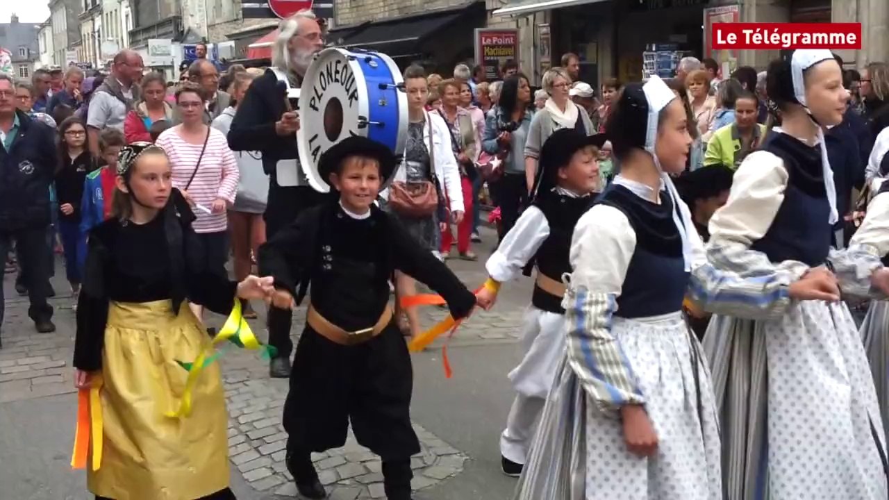 Fête des Brodeuses. Les enfants du Pays bigouden défilent