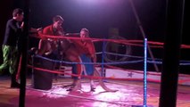 Une femme fait de la boxe contre un kangourou