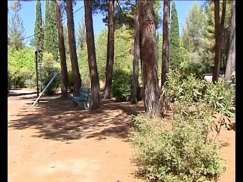 Άδεια ξενοδοχεία στα Λουτρά Υπάτης.