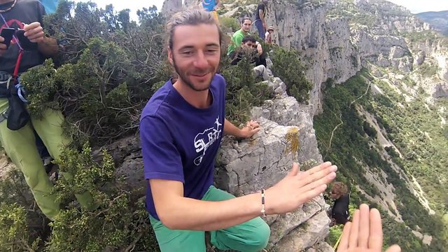 Sauter avec une corde d'une falaise de 125 mètres